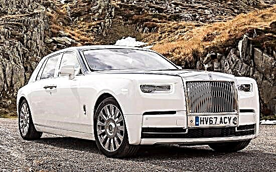 Rolls-Royce Phantom VIII de luxo