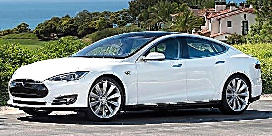 Tesla Model S liftback