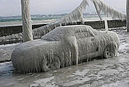 إزالة الثلج والجليد من السيارات